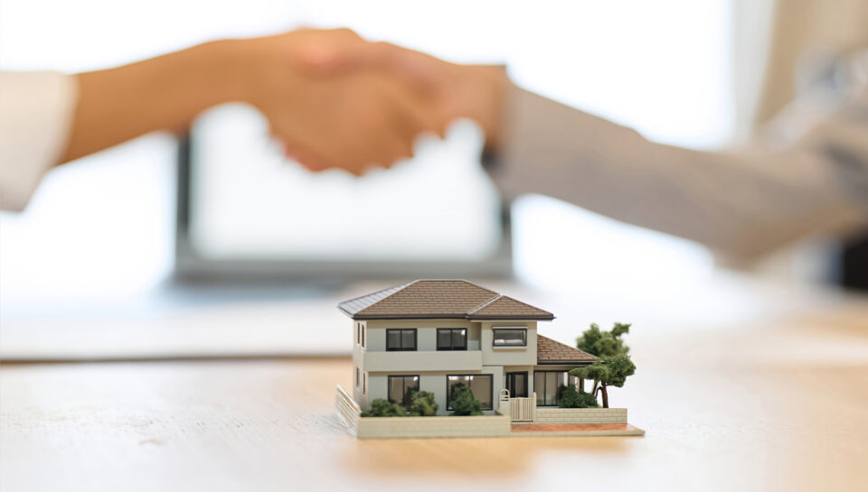 Desvantagens de vender a sua casa através de agentes imobiliários, portais online e leilões.